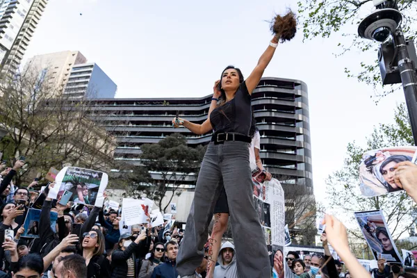 Morning Briefing: A City in Solidarity, Folk Melodies, and a Cold Winter Sun