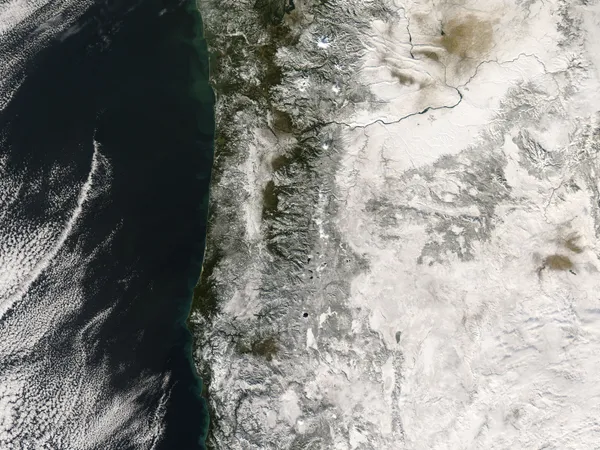 Winter's Balancing Act: Snow Dusts Portland's Heights While Rain Slicks the Valley